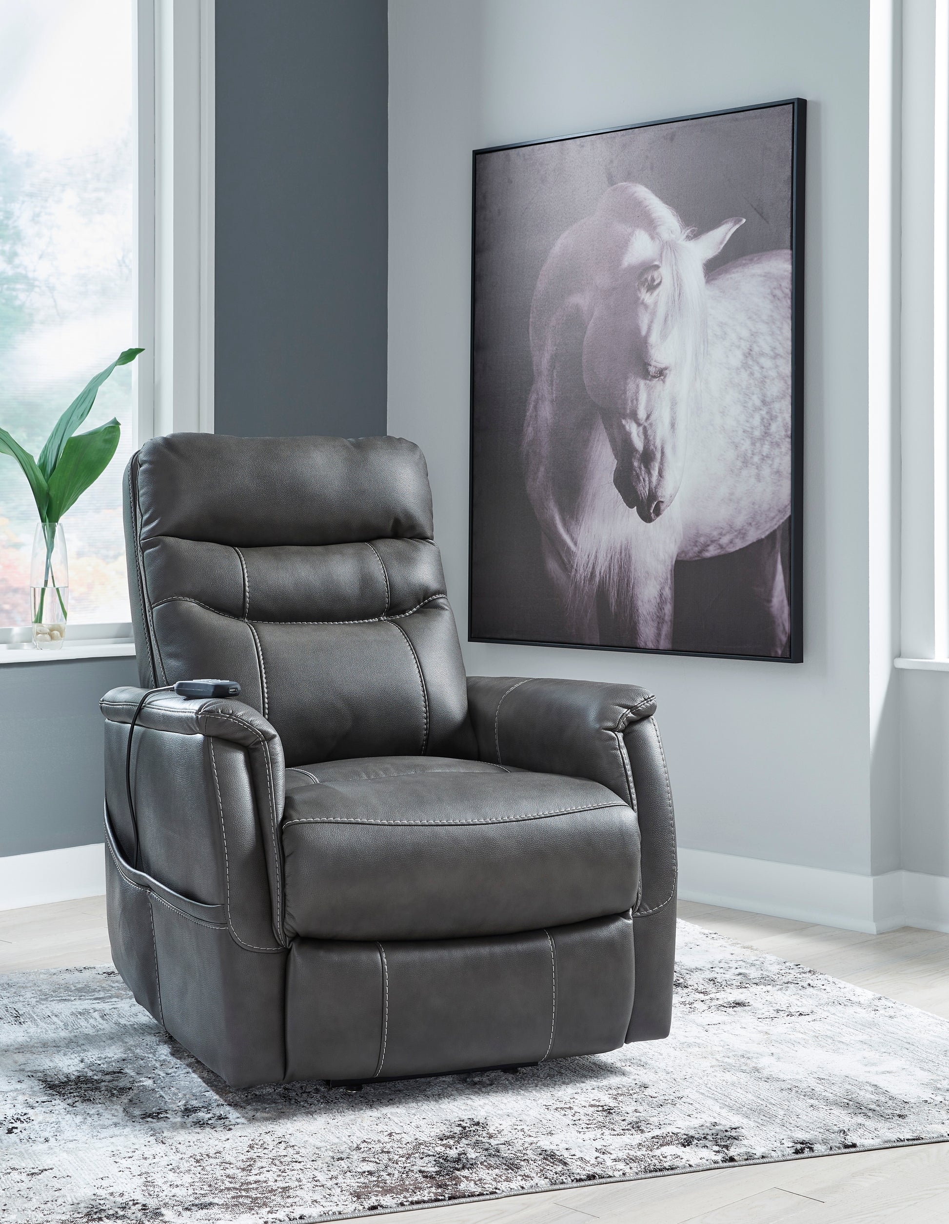 Strawbill Recliner