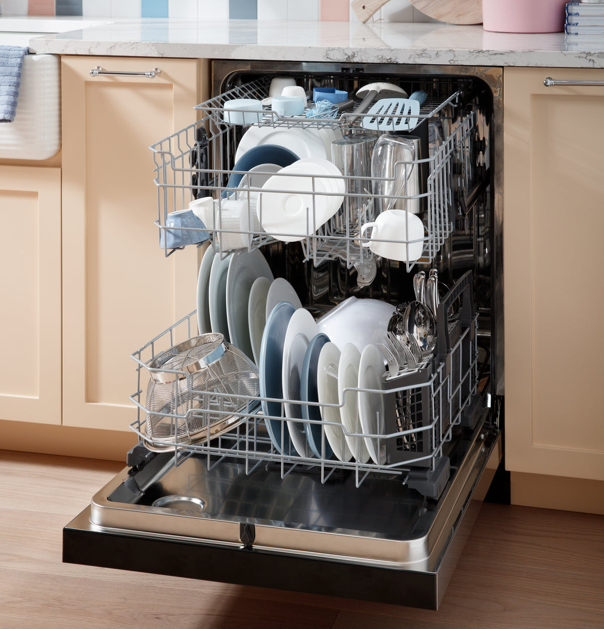 GE Fingerprint Resistant Top Control with Stainless Steel Interior Dishwasher with Sanitize Cycle (GDT650SYVFS)