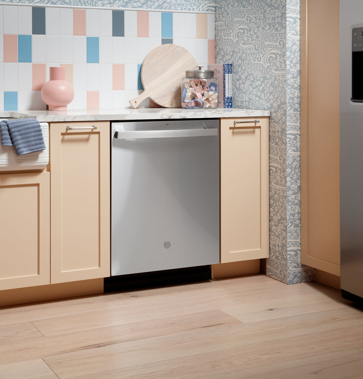 GE Fingerprint Resistant Top Control with Stainless Steel Interior Dishwasher with Sanitize Cycle (GDT650SYVFS)
