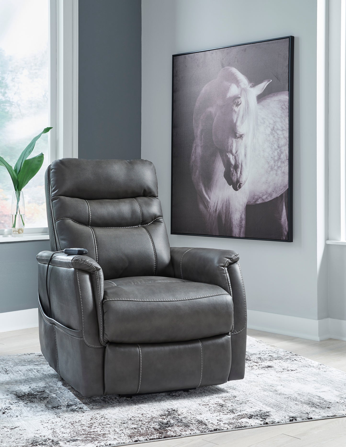 Strawbill Recliner