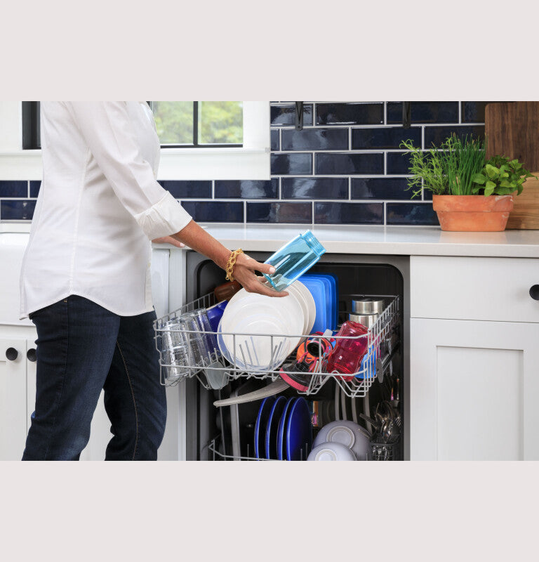 GE Dishwasher with Front Controls (GDF535PSRSS)