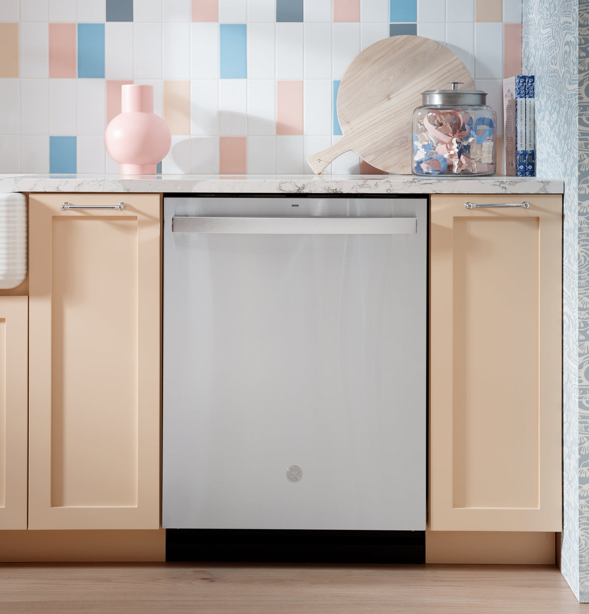 GE Fingerprint Resistant Top Control with Stainless Steel Interior Dishwasher with Sanitize Cycle (GDT650SYVFS)