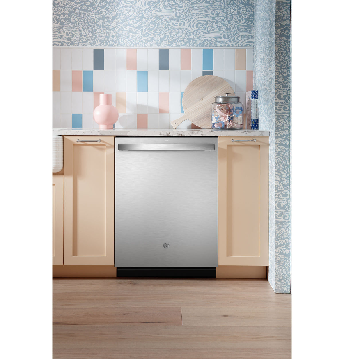 GE Fingerprint Resistant Top Control with Stainless Steel Interior Dishwasher with Sanitize Cycle (GDT650SYVFS)