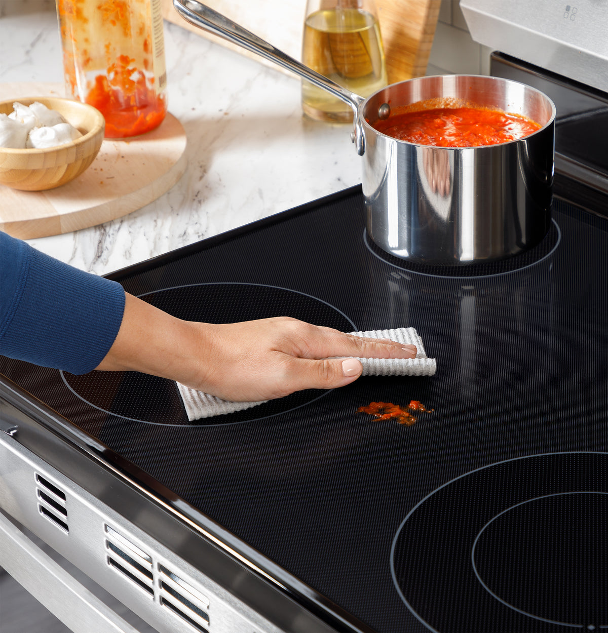 GE 30" Free-Standing Electric Range (GRF400SVWW)