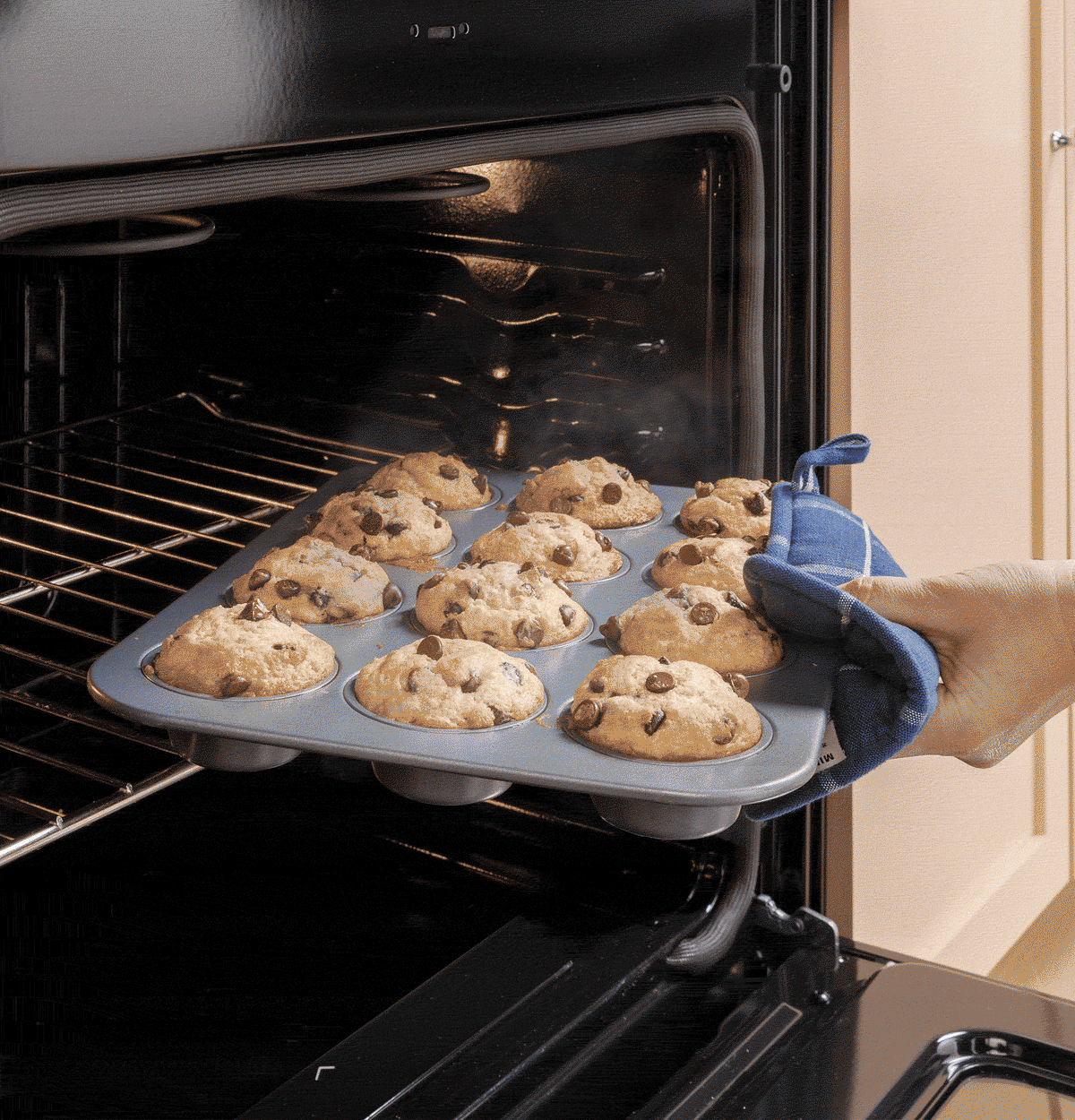 GE 30" Free-Standing Electric Convection Range with No Preheat Air Fry and EasyWash Oven Tray (GRF600AVBB)