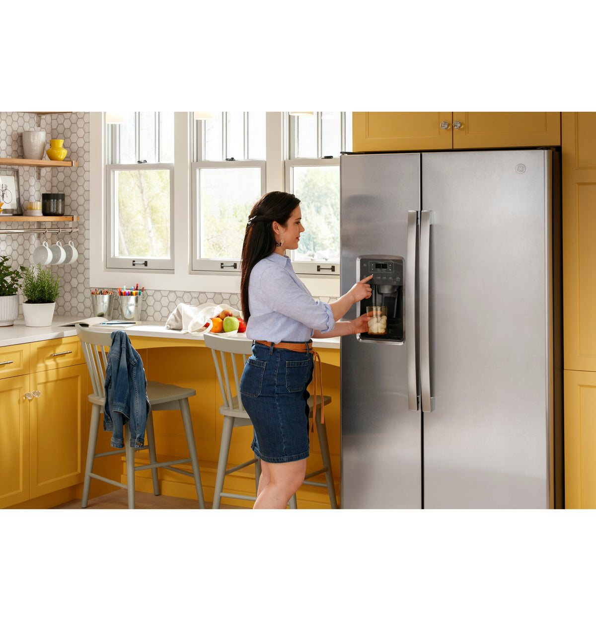 GE 23.0 Cu. Ft. Side-By-Side Refrigerator (GSS23GYPFS)
